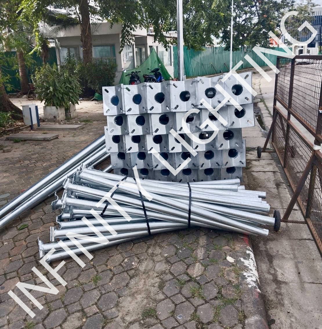 งานเสาโพสท็อป สูง 3 เมตร พร้อมกิ่งสำหรับยึดป้าย + Service door กันน้ำ