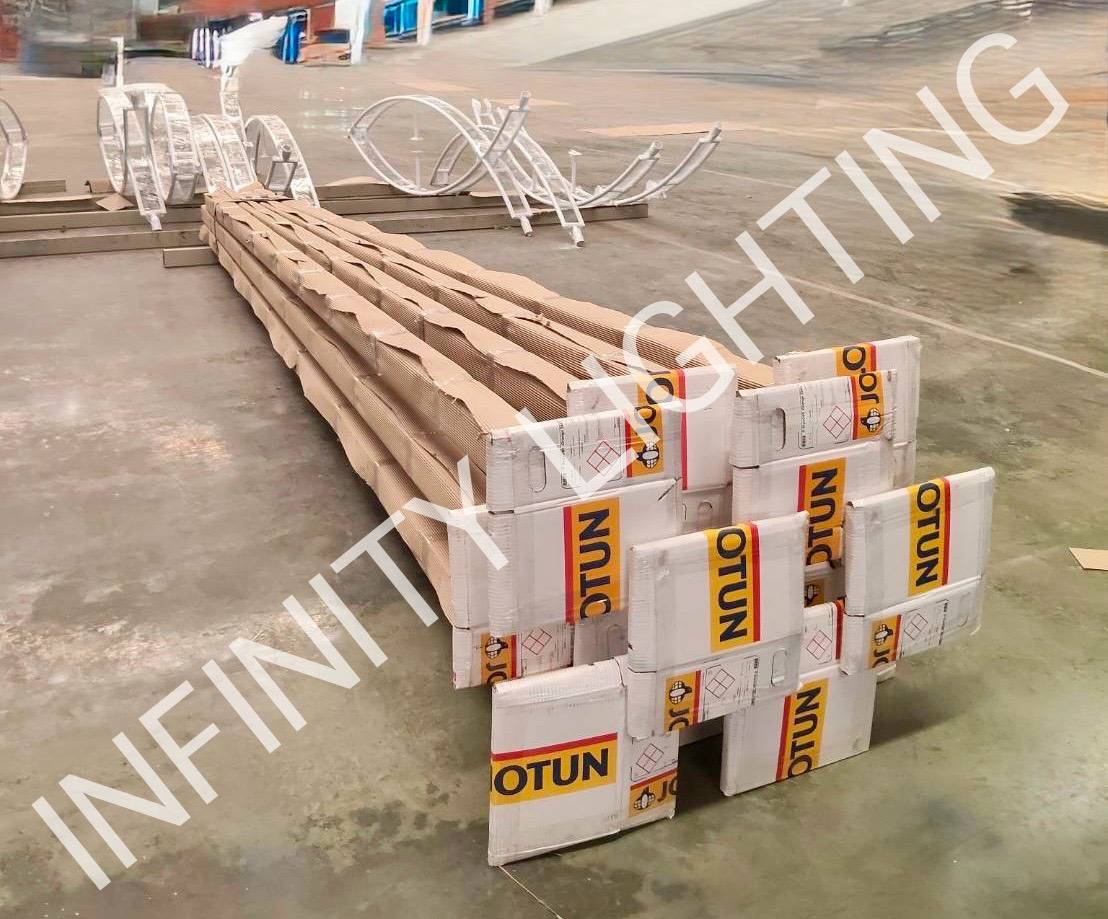 เสาเหลี่ยม 100x100 สูง 6 เมตร กิ่งเดี่ยว–กิ่งคู่ ชุบกัลวาไนซ์ พ่นสีขาว พร้อมเพลท 350x350 ผลิตตามแบบลูกค้า - Image 4