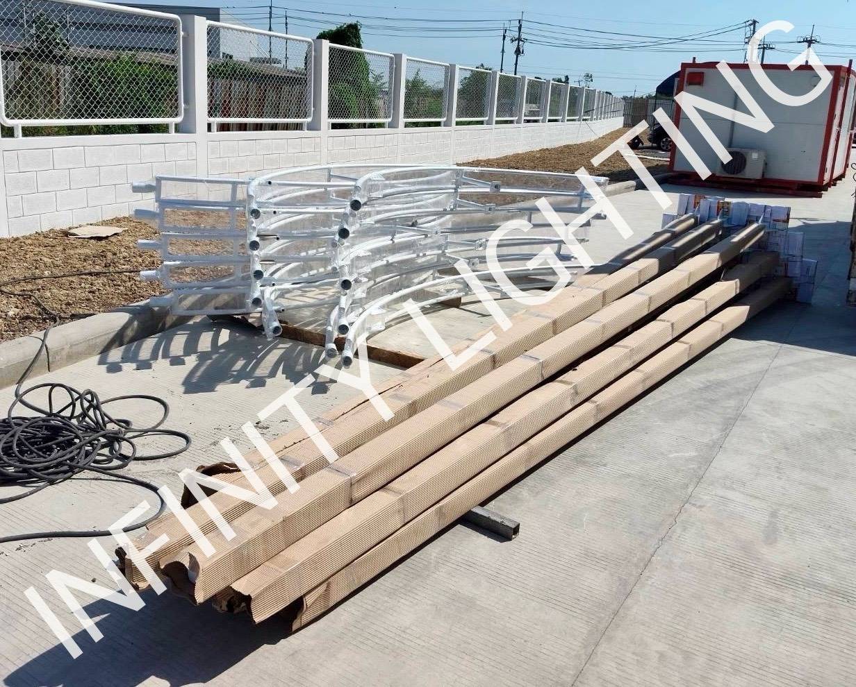 เสาเหลี่ยม 100x100 สูง 6 เมตร กิ่งเดี่ยว–กิ่งคู่ ชุบกัลวาไนซ์ พ่นสีขาว พร้อมเพลท 350x350 ผลิตตามแบบลูกค้า