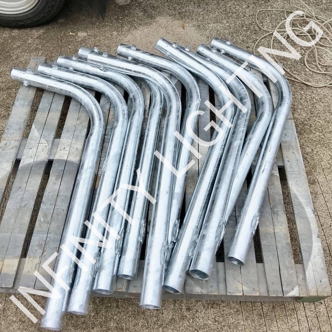 งานเสากลม 4" สูง 6 เมตร กิ่งเดี่ยวมีเพลทสำหรับยึดแผงโซล่า ชุบกัลวาไนซ์ พร้อมตอม่อขนาด 400x700x800mm. ระยะน็อต 250mm.