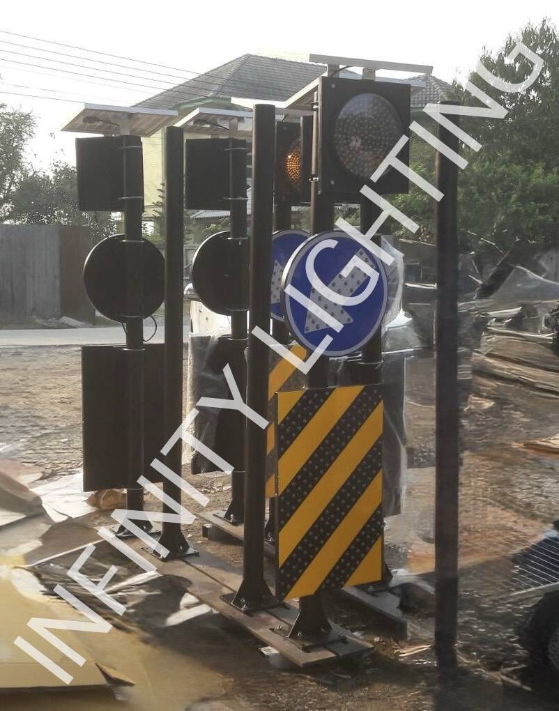 งานเสาไฟจราจร พร้อมป้ายไฟกระพริบโซล่าเซลล์